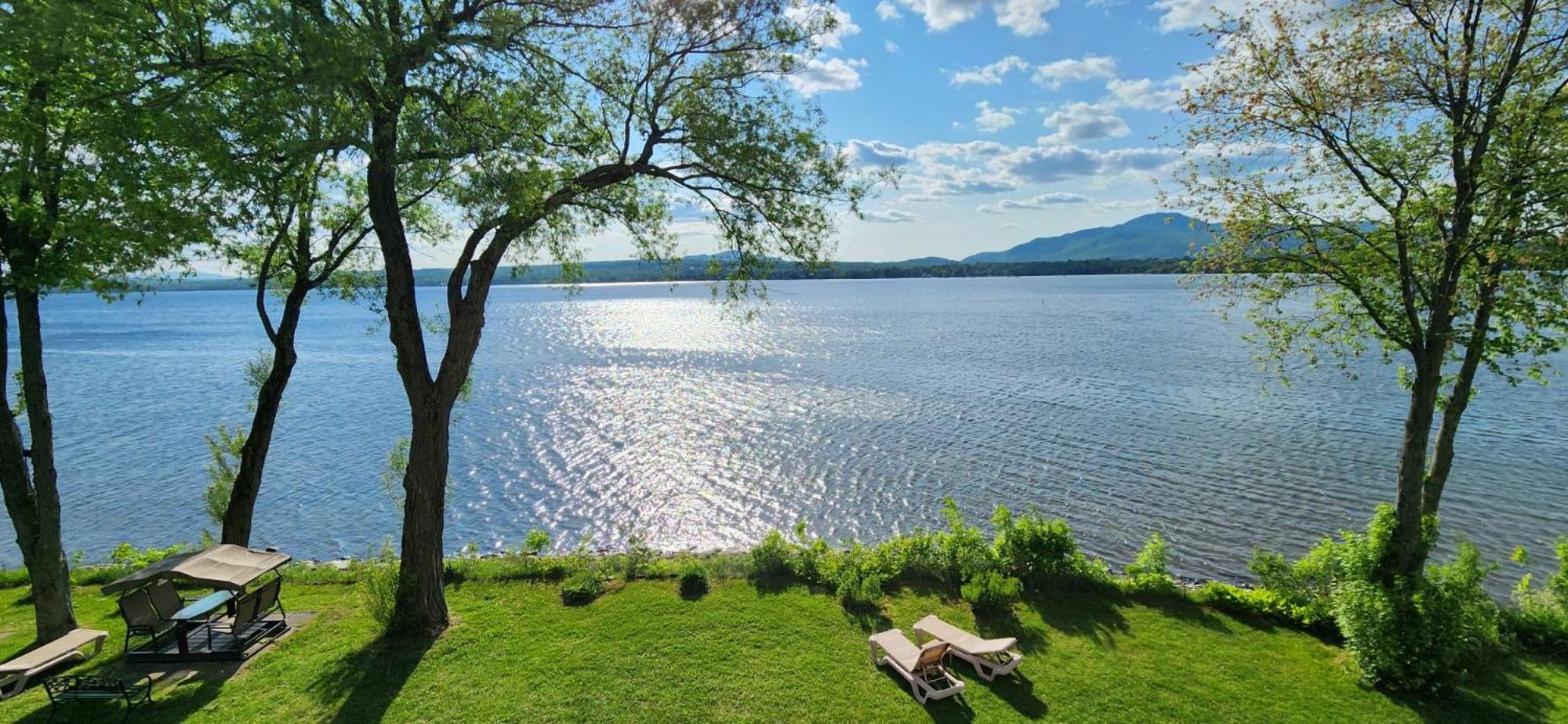 Location Tourisme Estrie - Oberge Du Village Magog Exterior photo